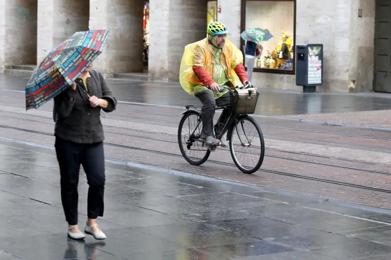 Zagrepčani prate vremensku prognozu: Ki&scaron;a i zahlađenje dočekali su spremni!
