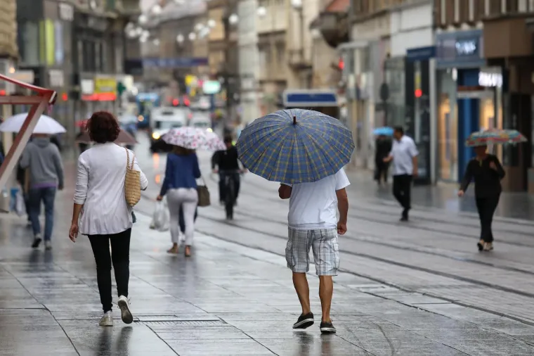 Zagrepčani prate vremensku prognozu: Ki&scaron;a i zahlađenje dočekali su spremni!