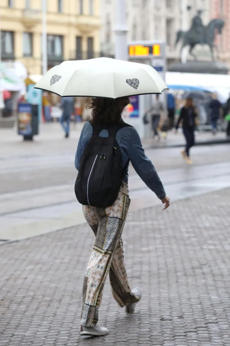 Zagrepčani prate vremensku prognozu: Ki&scaron;a i zahlađenje dočekali su spremni!