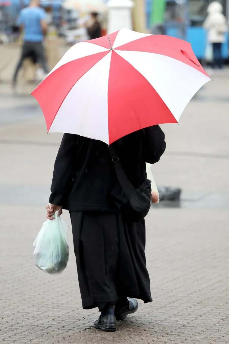 Zagrepčani prate vremensku prognozu: Ki&scaron;a i zahlađenje dočekali su spremni!