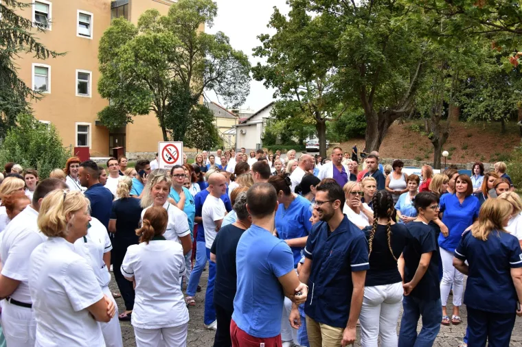 Sindikalisti na pregovore stigli u pratnji 50 kolega: 'Zdravstvo je najvažnije javno dobro'