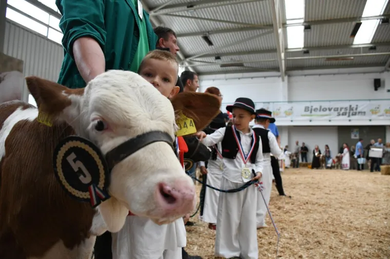 Predsjednica otvorila sajam u Gudovcu: Jedan sudionik posebno ju je odu&scaron;evio pa ga je pomazila
