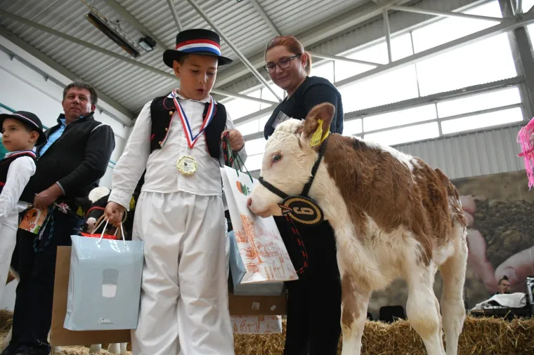 Predsjednica otvorila sajam u Gudovcu: Jedan sudionik posebno ju je odu&scaron;evio pa ga je pomazila