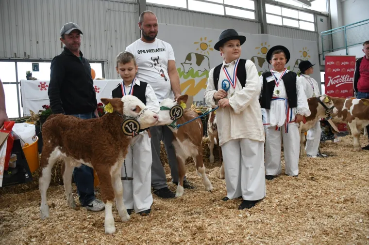 Predsjednica otvorila sajam u Gudovcu: Jedan sudionik posebno ju je odu&scaron;evio pa ga je pomazila