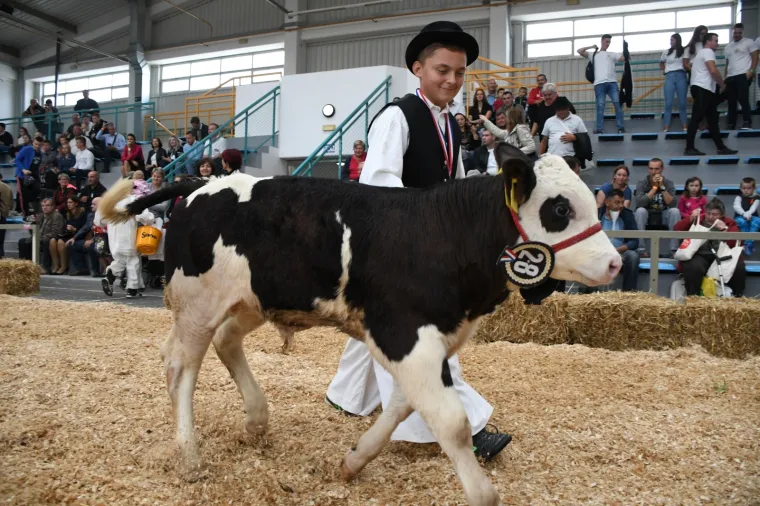 Predsjednica otvorila sajam u Gudovcu: Jedan sudionik posebno ju je odu&scaron;evio pa ga je pomazila