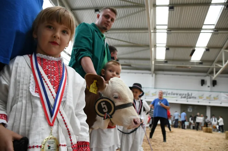 Predsjednica otvorila sajam u Gudovcu: Jedan sudionik posebno ju je odu&scaron;evio pa ga je pomazila