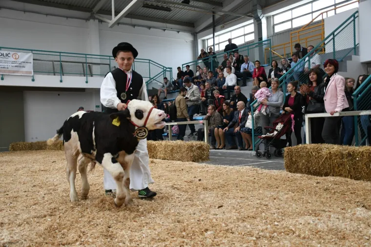 Predsjednica otvorila sajam u Gudovcu: Jedan sudionik posebno ju je odu&scaron;evio pa ga je pomazila