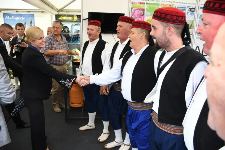 Predsjednica otvorila sajam u Gudovcu: Jedan sudionik posebno ju je odu&scaron;evio pa ga je pomazila