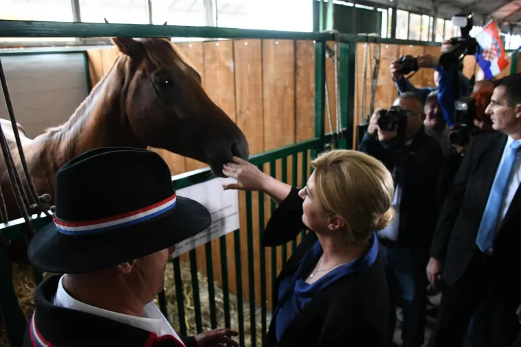Predsjednica otvorila sajam u Gudovcu: Jedan sudionik posebno ju je odu&scaron;evio pa ga je pomazila