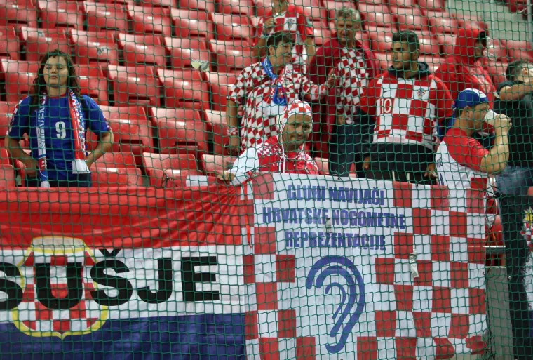 ŠUKER I DRUŠTVO ZAUZELI POZICIJE U SVEČANOJ LOŽI: Šef HNS-a pozirao s čovjekom kojeg mnogi vide na njegovom mjestu