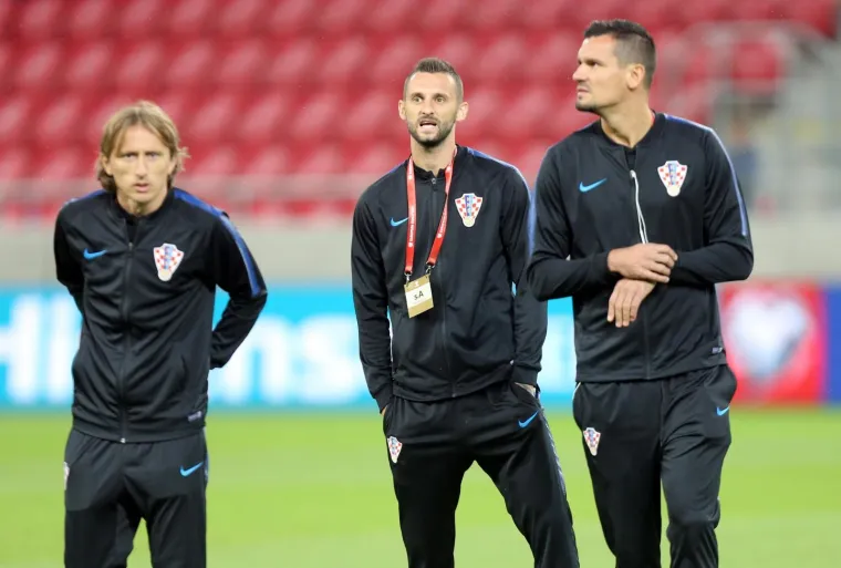 ŠUKER I DRUŠTVO ZAUZELI POZICIJE U SVEČANOJ LOŽI: Šef HNS-a pozirao s čovjekom kojeg mnogi vide na njegovom mjestu