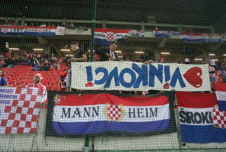 ŠUKER I DRUŠTVO ZAUZELI POZICIJE U SVEČANOJ LOŽI: Šef HNS-a pozirao s čovjekom kojeg mnogi vide na njegovom mjestu