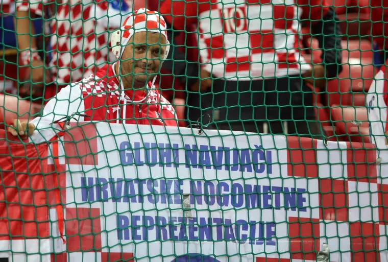 ŠUKER I DRUŠTVO ZAUZELI POZICIJE U SVEČANOJ LOŽI: Šef HNS-a pozirao s čovjekom kojeg mnogi vide na njegovom mjestu