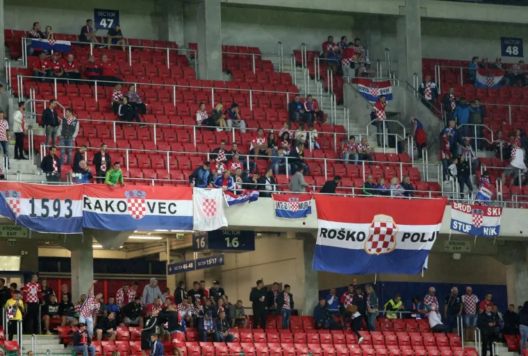 ŠUKER I DRUŠTVO ZAUZELI POZICIJE U SVEČANOJ LOŽI: Šef HNS-a pozirao s čovjekom kojeg mnogi vide na njegovom mjestu