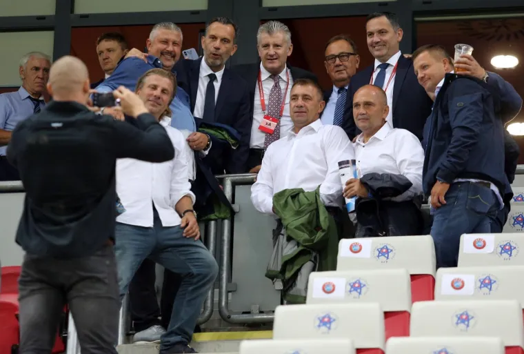 Šuker i društvo zauzeli su pozicije u svečanoj loži. Tu je i bivši Dinamov direktor Tomislav Svetina i  Marijan Kustić, kojeg mnogi vide kao budućeg šefa HNS-a.