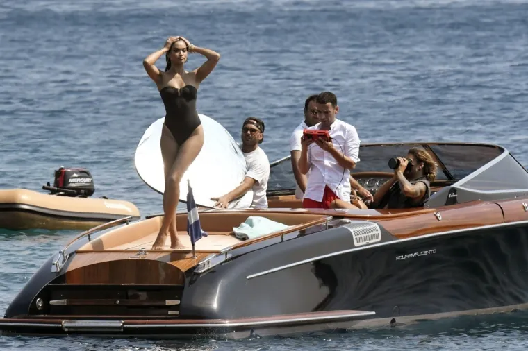Viktorijina anđelica Shanina Shaik snima reklamu na grčkom Mykonosu. Foto: Profimedia