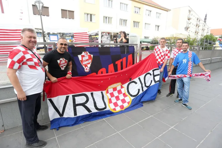 06.09.2019., Trnava, Slovacka - Hrvatski navijaci zagrijavaju se za pocetak kvalifikacijske utakmice za Europsko prvesntvo izmedju Slovacke i Hrvatske. Photo: Davor Javorovic/PIXSELL