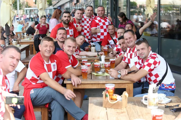 06.09.2019., Trnava, Slovacka - Hrvatski navijaci zagrijavaju se za pocetak kvalifikacijske utakmice za Europsko prvesntvo izmedju Slovacke i Hrvatske. Photo: Davor Javorovic/PIXSELL