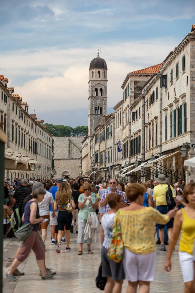 Ljeto je na kraju i vrijeme je lo&scaron;e? Dubrovnik ne mari za to, turisti ne prestaju dolaziti u njega