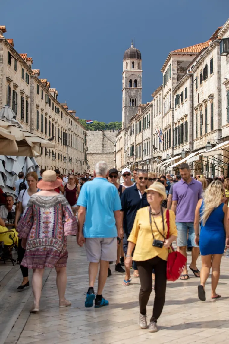 Ljeto je na kraju i vrijeme je lo&scaron;e? Dubrovnik ne mari za to, turisti ne prestaju dolaziti u njega