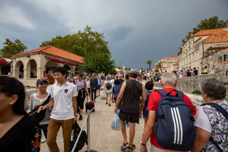 Ljeto je na kraju i vrijeme je lo&scaron;e? Dubrovnik ne mari za to, turisti ne prestaju dolaziti u njega