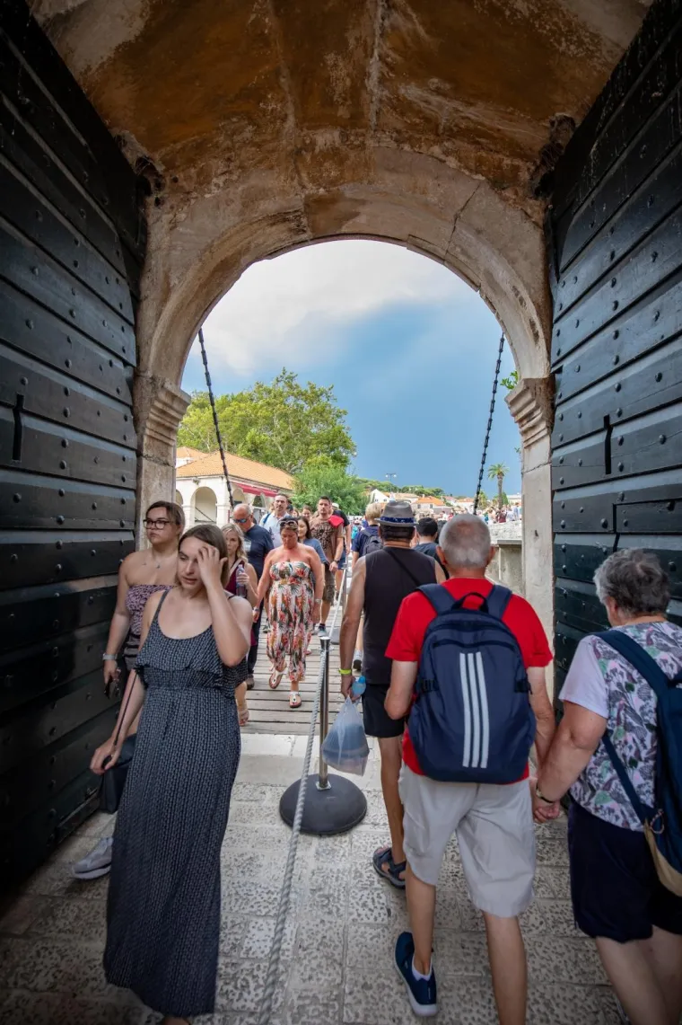 Ljeto je na kraju i vrijeme je lo&scaron;e? Dubrovnik ne mari za to, turisti ne prestaju dolaziti u njega