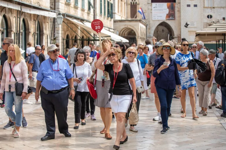 Ljeto je na kraju i vrijeme je lo&scaron;e? Dubrovnik ne mari za to, turisti ne prestaju dolaziti u njega