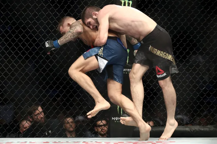 NAKON OVOG NIJE MU VIŠE BILO SPASA: Pogledajte kako je Khabib ugušio Poiriera i pokazao da mu nitko nije ravan