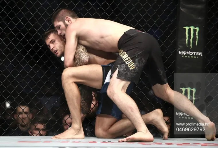 NAKON OVOG NIJE MU VIŠE BILO SPASA: Pogledajte kako je Khabib ugušio Poiriera i pokazao da mu nitko nije ravan