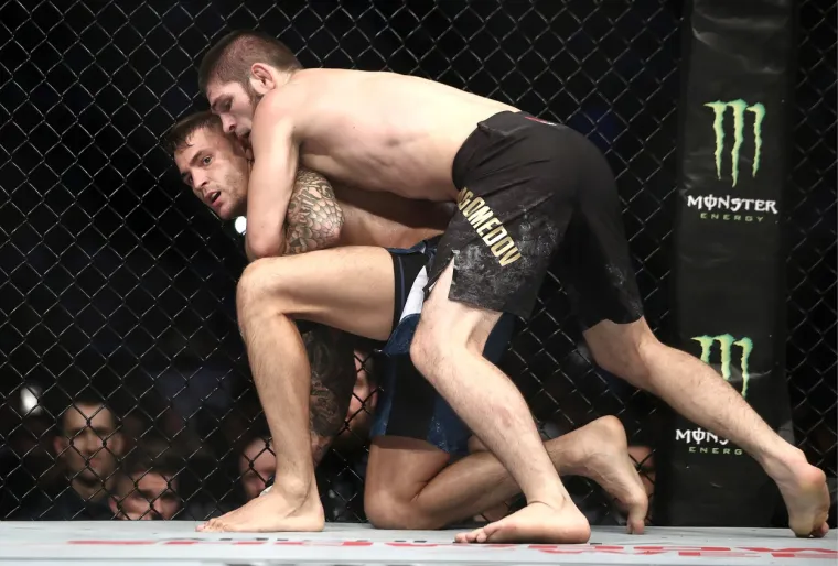 NAKON OVOG NIJE MU VIŠE BILO SPASA: Pogledajte kako je Khabib ugušio Poiriera i pokazao da mu nitko nije ravan