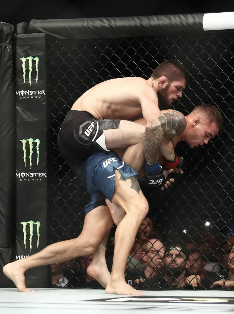 NAKON OVOG NIJE MU VIŠE BILO SPASA: Pogledajte kako je Khabib ugušio Poiriera i pokazao da mu nitko nije ravan