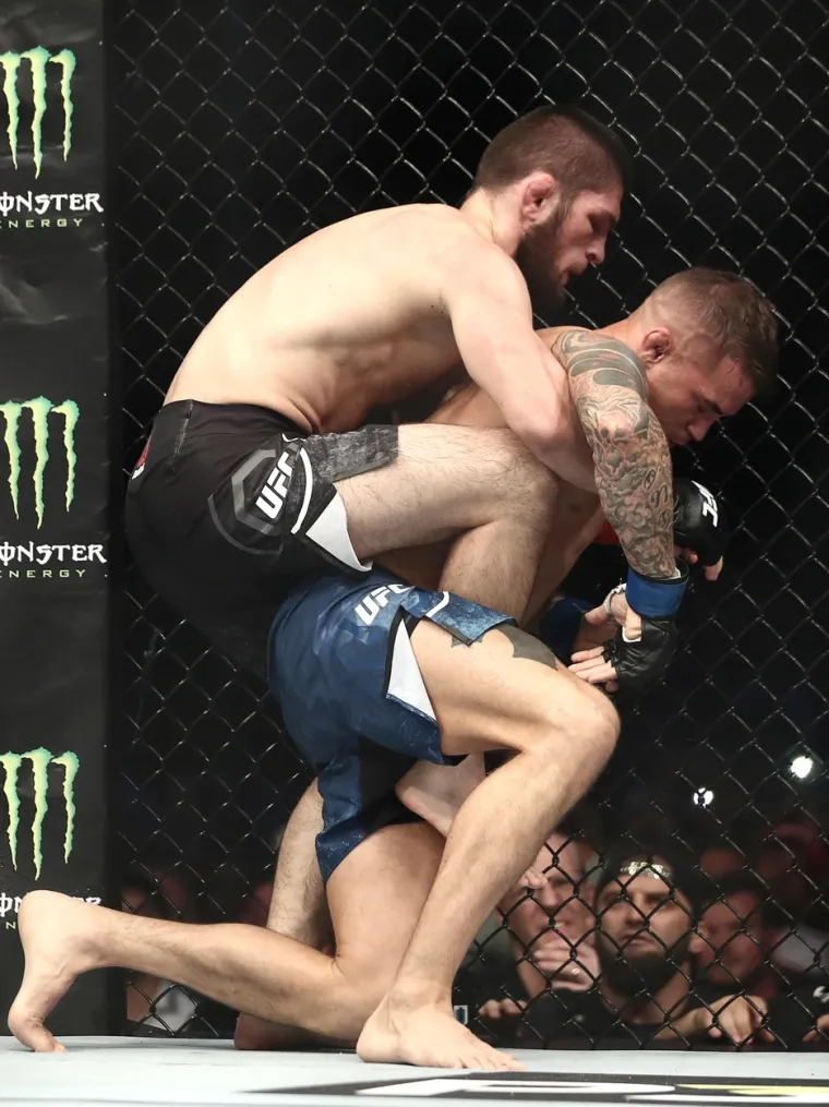 NAKON OVOG NIJE MU VIŠE BILO SPASA: Pogledajte kako je Khabib ugušio Poiriera i pokazao da mu nitko nije ravan