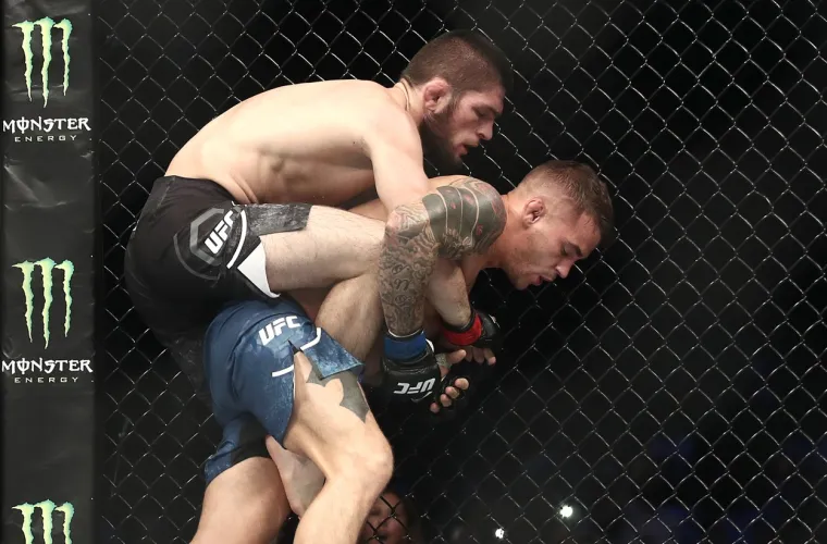 NAKON OVOG NIJE MU VIŠE BILO SPASA: Pogledajte kako je Khabib ugušio Poiriera i pokazao da mu nitko nije ravan