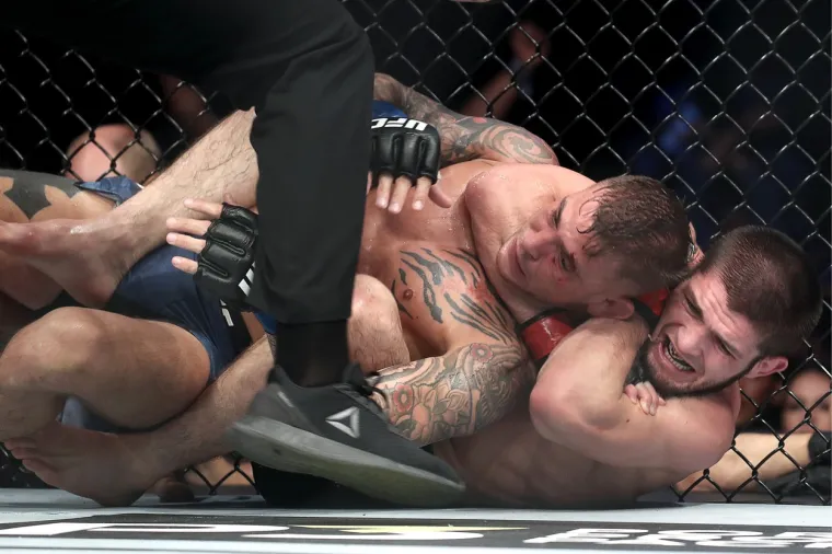 NAKON OVOG NIJE MU VIŠE BILO SPASA: Pogledajte kako je Khabib ugušio Poiriera i pokazao da mu nitko nije ravan
