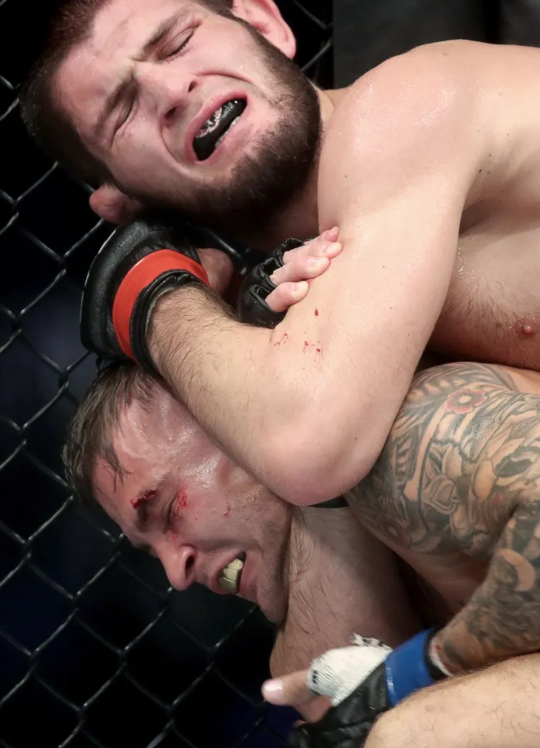 NAKON OVOG NIJE MU VI&Scaron;E BILO SPASA: Pogledajte kako je Khabib ugu&scaron;io Poiriera i pokazao da mu nitko nije ravan