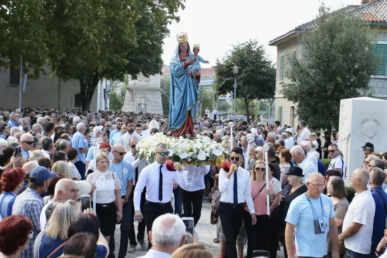 Nadbiskup Barišić u Solinu: 'Ako se u životu koristimo nepoštenjem, ugrozit ćemo nove naraštaje'