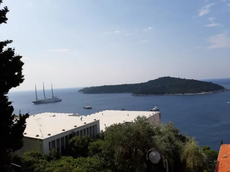 Kod Dubrovnika ruski milijarder i biv&scaron;a miss Jugoslavije usidrili najveću jedrilicu na svijetu