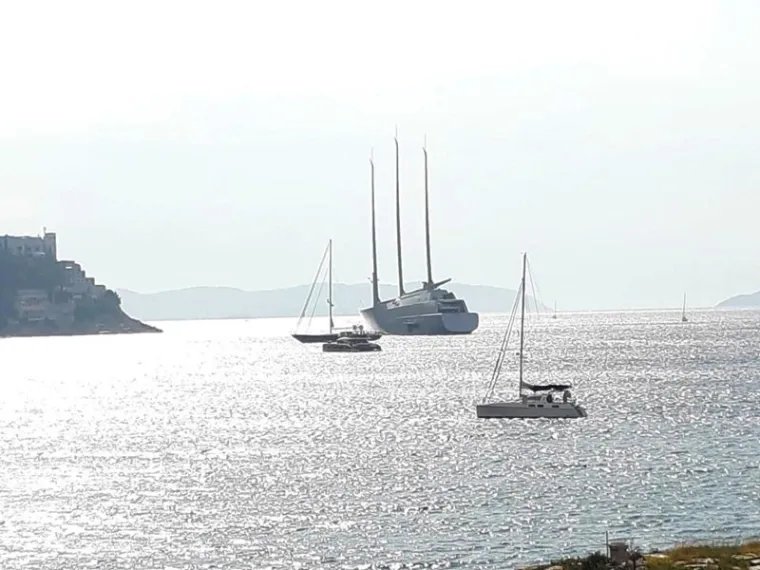 Kod Dubrovnika ruski milijarder i biv&scaron;a miss Jugoslavije usidrili najveću jedrilicu na svijetu