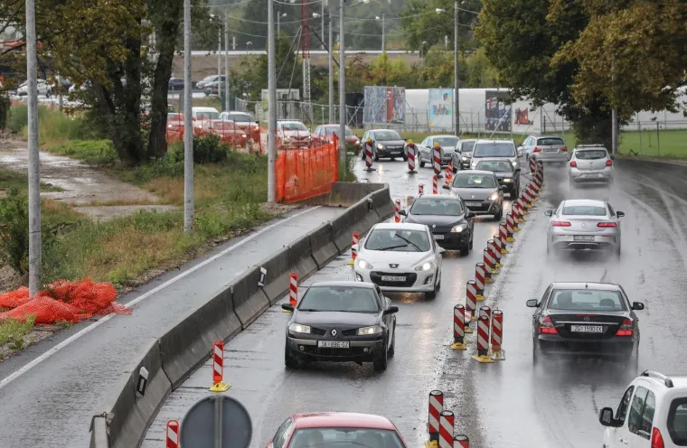 Prometna gužva prvog dana nove školske godine. Na rotoru kod Savskog mosta građevinari su jutros zatvorili jednu voznu traku u smjeru Novog Zagreba te time izazvali prometni kolaps.