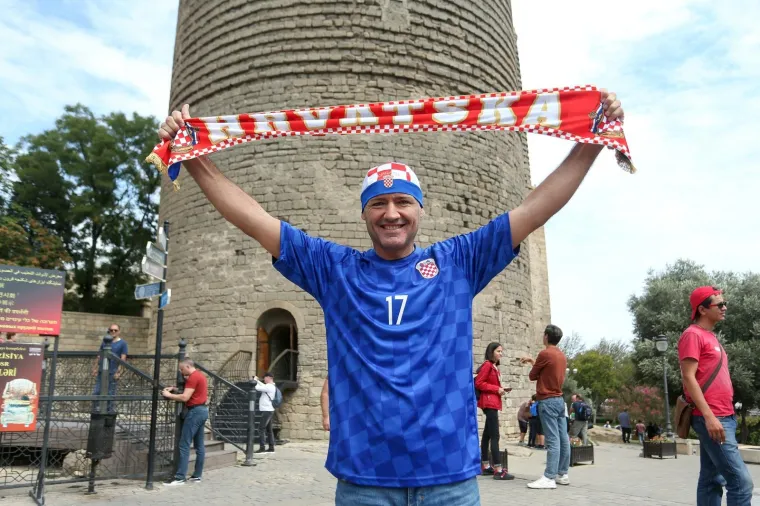 MALO NAS JE, AL' NAS IMA: Hrvatski navijači napravili &scaron;ou i u Bakuu