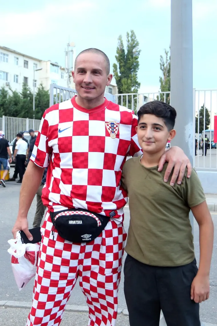 MALO NAS JE, AL' NAS IMA: Hrvatski navijači napravili &scaron;ou i u Bakuu