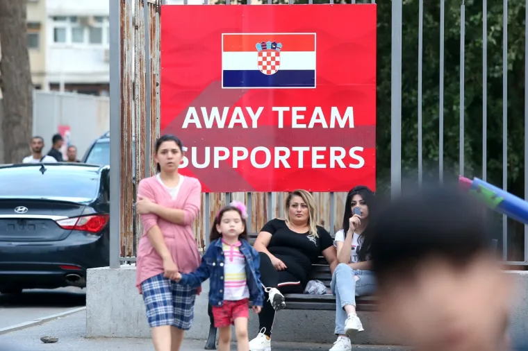 MALO NAS JE, AL' NAS IMA: Hrvatski navijači napravili &scaron;ou i u Bakuu