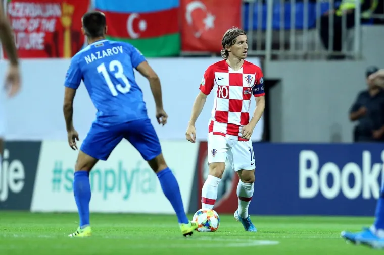 KAD PETKOVIĆ IMA LOPTU, SVIMA SE TRESU GAĆE: Vatreni vode veliku bitku s Azerima
