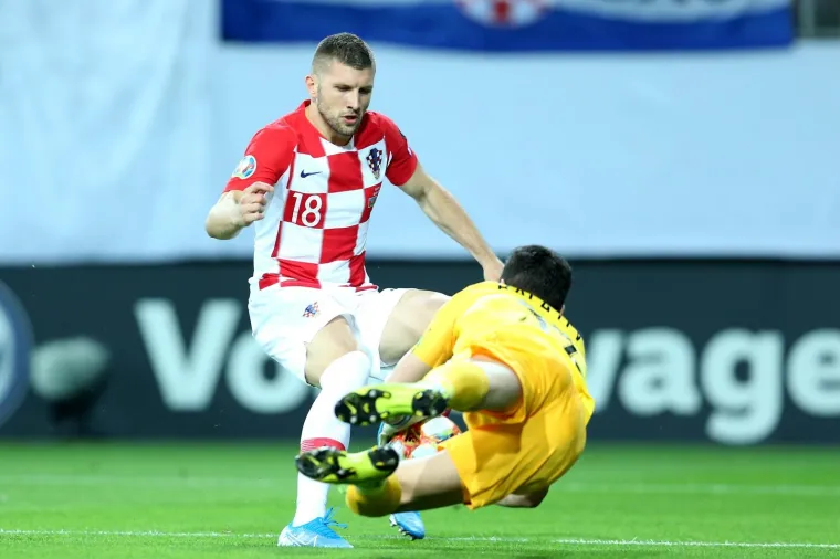 KAD PETKOVIĆ IMA LOPTU, SVIMA SE TRESU GAĆE: Vatreni vode veliku bitku s Azerima