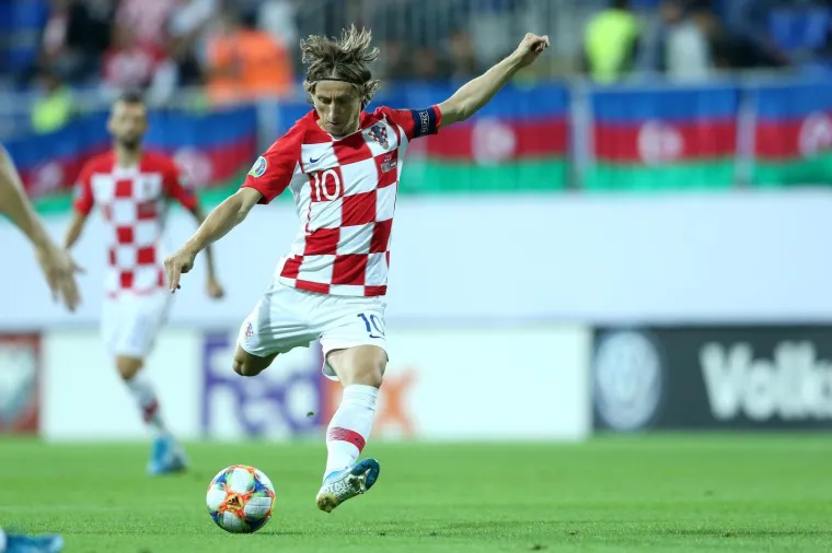 KAD PETKOVIĆ IMA LOPTU, SVIMA SE TRESU GAĆE: Vatreni vode veliku bitku s Azerima