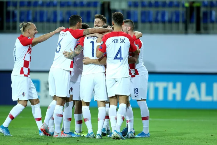 KAD PETKOVIĆ IMA LOPTU, SVIMA SE TRESU GAĆE: Vatreni vode veliku bitku s Azerima