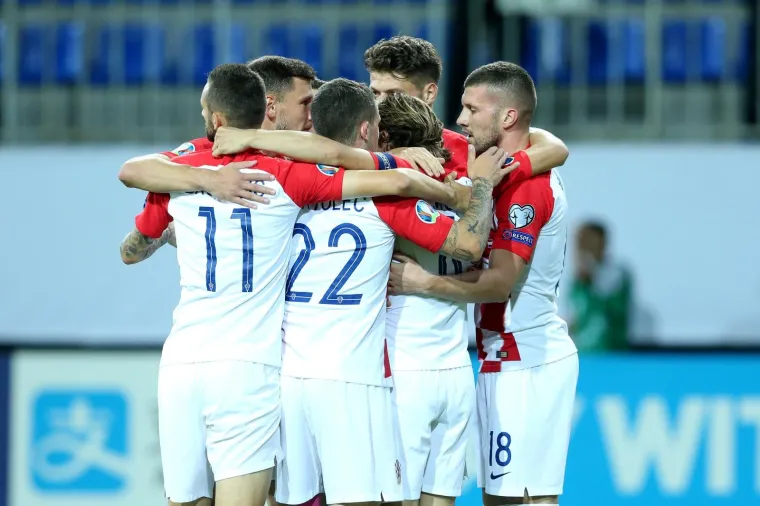 KAD PETKOVIĆ IMA LOPTU, SVIMA SE TRESU GAĆE: Vatreni vode veliku bitku s Azerima