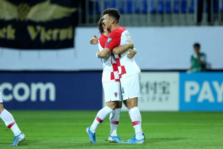 KAD PETKOVIĆ IMA LOPTU, SVIMA SE TRESU GAĆE: Vatreni vode veliku bitku s Azerima