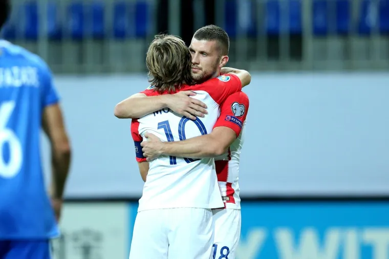 KAD PETKOVIĆ IMA LOPTU, SVIMA SE TRESU GAĆE: Vatreni vode veliku bitku s Azerima