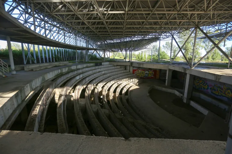 Kao u horor filmu! Pogledajte kako izgleda nikad dovr&scaron;ena Sveučili&scaron;na bolnica u Blatu